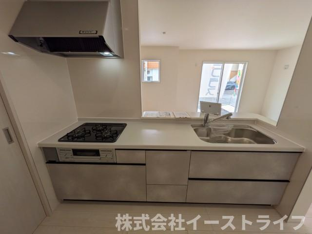 【新築戸建】　いわき市自由ヶ丘4期　長期優良住宅　全2棟のキッチン|1号棟写真　使い勝手の良いシステムキッチンで、対面式なのでご家族との団欒にもぴったりですね(^^)/また、収納力もあるのでスッキリが実現します◎