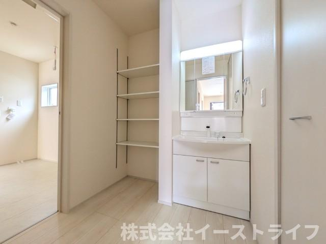 【新築戸建】　いわき市自由ヶ丘4期　長期優良住宅　全2棟の浴室|1号棟写真　１坪サイズのバスルーム。浴室換気乾燥機を標準装備。乾きやすい床やお手入れのしやすい排水口など、いつも清潔にご使用いただけます。