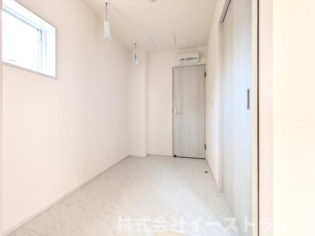 【新築戸建】　いわき市自由ヶ丘4期　長期優良住宅　全2棟の独立洗面台|1号棟写真　収納スペースが豊富で、鏡の周りには棚もあるため、洗顔用品や歯ブラシ、うがい用のコップ、整髪料、スキンケア用品、化粧品などを置いて整理することができます。