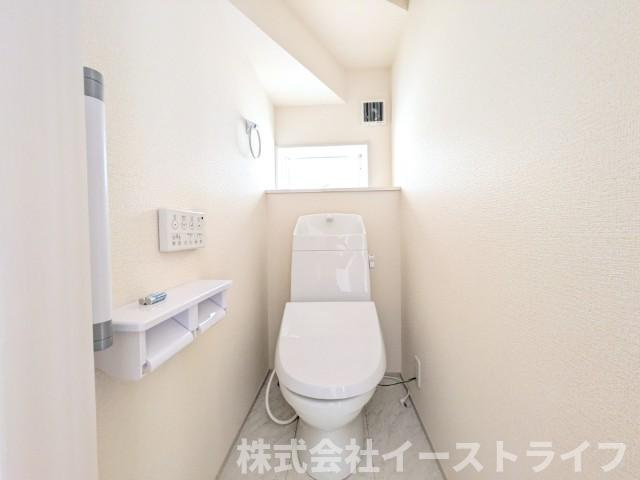 【新築戸建】　いわき市自由ヶ丘4期　長期優良住宅　全2棟のトイレ|1号棟写真　白を基調とした、シンプルながらも落ち着くデザインです。洗浄機付き温水便座で機能性もばっちりです！1階と2階に完備されているので、朝の忙しい時間帯に困ることはありません。