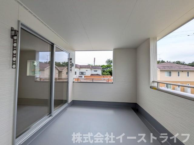 【新築戸建】　いわき市自由ヶ丘4期　長期優良住宅　全2棟のバルコニー|1号棟写真　バルコニーは広々としていてお洗濯が楽ちんです。また日当たりを好む植物を育てるにはぴったりの空間なので、ガーデニングの場としても楽しむことができます