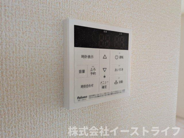 【新築戸建】　いわき市自由ヶ丘4期　長期優良住宅　全2棟の発電・温水設備|1号棟写真　リビング内給湯器リモコンです。