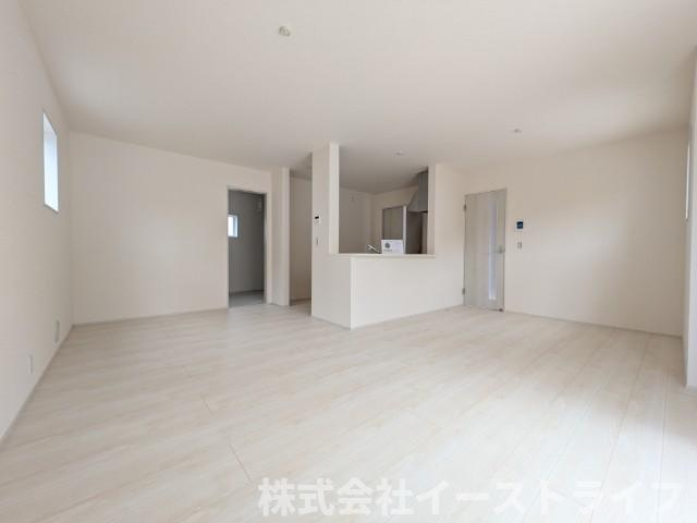 【新築戸建】　いわき市自由ヶ丘4期　長期優良住宅　全2棟の居間・リビング|1号棟写真　一日の中で多くの時間を過すことになるリビングダイニングだからこそ、いつも穏やかな空間であることが必然。爽やかな通風と採光を存分に感じる事が出来る空間です。