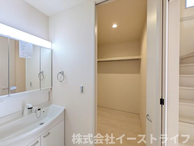 【新築戸建】　いわき市自由ヶ丘4期　長期優良住宅　全2棟の独立洗面台|1号棟写真　収納スペースが豊富で、鏡の周りには棚もあるため、洗顔用品や歯ブラシ、うがい用のコップ、整髪料、スキンケア用品、化粧品などを置いて整理することができます。