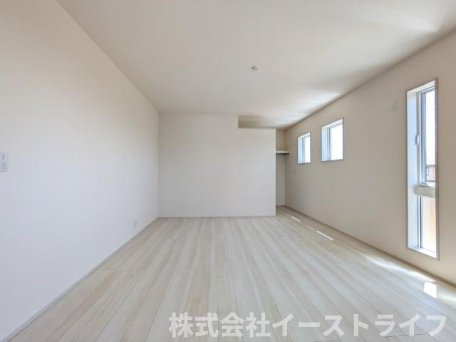 【新築戸建】　いわき市小名浜大原2期　長期優良住宅　の寝室|窓から日が差し込む明るい寝室です。シンプルな造りなので配置するインテリア次第でお好きなお部屋の雰囲気に変えられます。