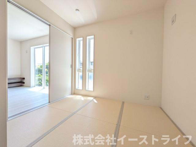 【新築戸建】　いわき市小名浜大原2期　長期優良住宅　の和室|リビング隣の和室は、玄関から直接入ることができる間取りになっています