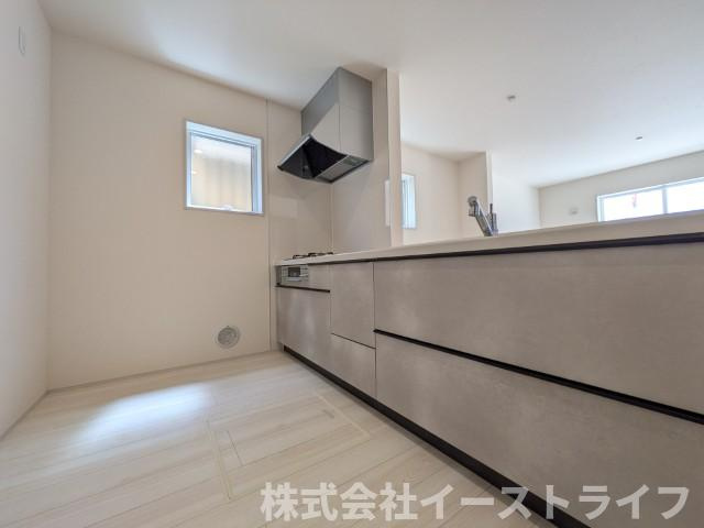 【新築戸建】　いわき市小名浜大原2期　長期優良住宅　のキッチン|対面キッチンを選ぶ方の多くが、家族とのコミュニケーションを重視して選ばれます。特に小さなお子さんを持つご家庭では、調理中もお子さんの様子をみられるということは大きな安心に繋がります！