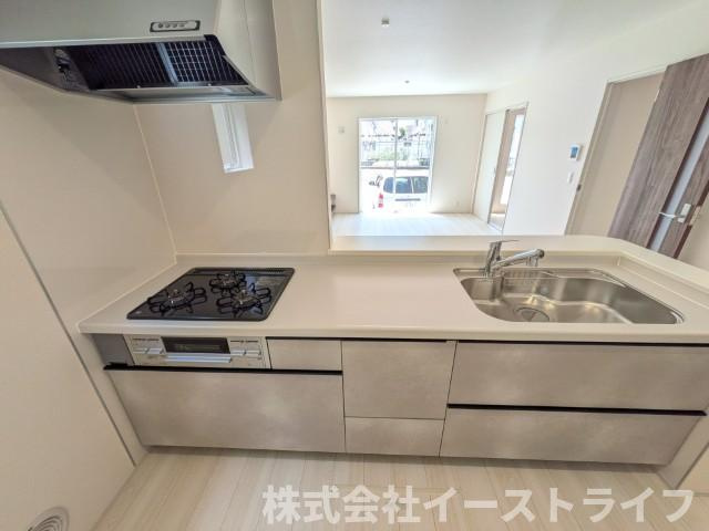 【新築戸建】　いわき市小名浜大原2期　長期優良住宅　のキッチン|使い勝手の良いシステムキッチンで、対面式なのでご家族との団欒にもぴったりですね(^^)/また、収納力もあるのでスッキリが実現します◎