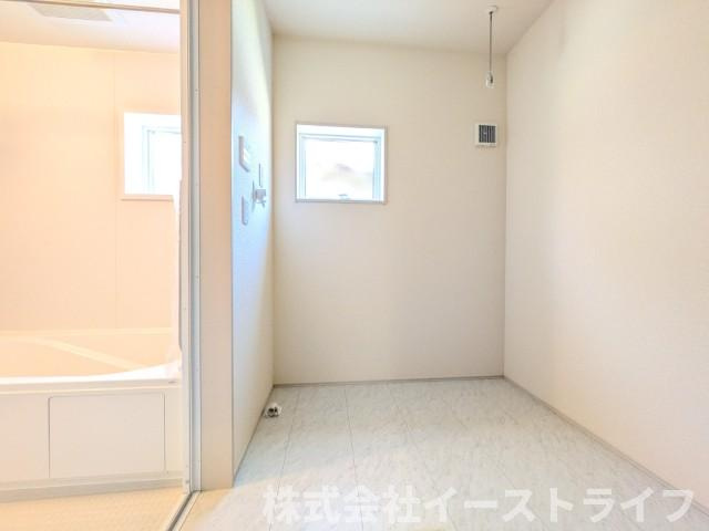 【新築戸建】　いわき市小名浜大原2期　長期優良住宅　のランドリースペース|洗面室が独立しているため、ランドリースペースが広くとられています。