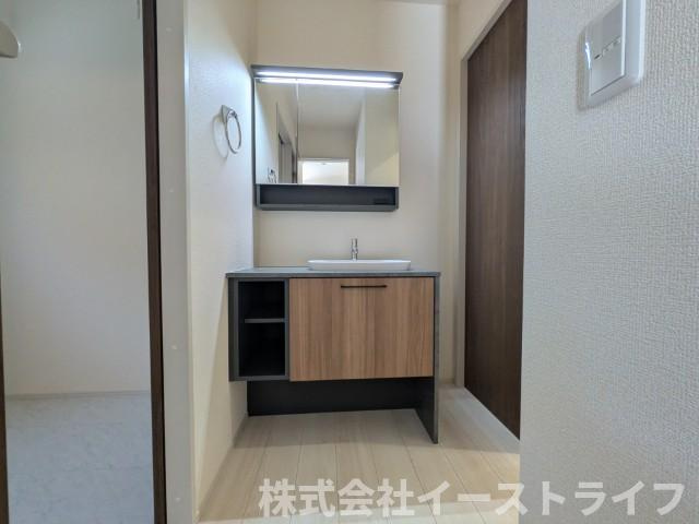 【新築戸建】　いわき市小名浜大原2期　長期優良住宅　の独立洗面台|収納スペースが豊富で、鏡の周りには棚もあるため、洗顔用品や歯ブラシ、うがい用のコップ、整髪料、スキンケア用品、化粧品などを置いて整理することができます。