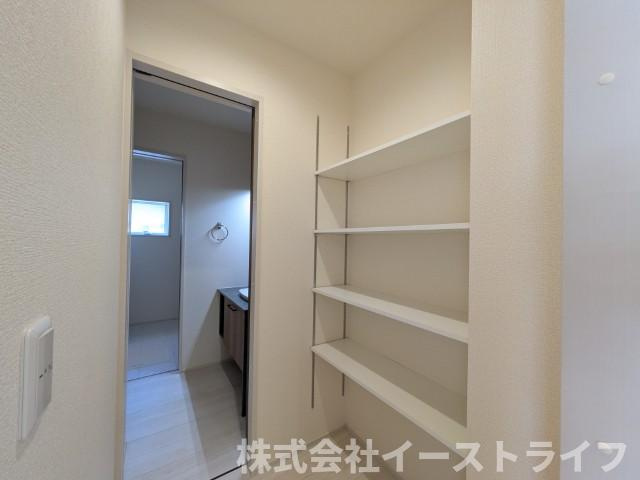 【新築戸建】　いわき市小名浜大原2期　長期優良住宅　の収納|キッチンと洗面室の間にパントリーが完備されています。食品庫やストック品などを収納するのに大変便利です。