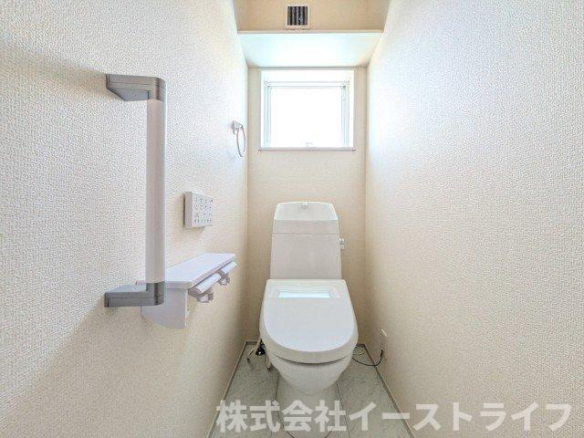 【新築戸建】　いわき市小名浜大原2期　長期優良住宅　のトイレ|白を基調とした、シンプルながらも落ち着くデザインです。洗浄機付き温水便座で機能性もばっちりです！1階と2階に完備されているので、朝の忙しい時間帯に困ることはありません。