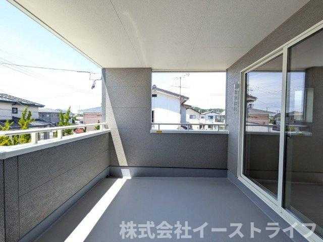 【新築戸建】　いわき市小名浜大原2期　長期優良住宅　のバルコニー|インナーバルコニーは広々としていてお洗濯が楽ちんです。また日当たりを好む植物を育てるにはぴったりの空間なので、ガーデニングの場としても楽しむことができます