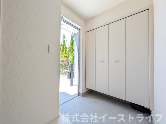 【新築戸建】　いわき市小名浜大原2期　長期優良住宅　の玄関|大容量のシューズクローゼットが付いた、きれいな玄関です