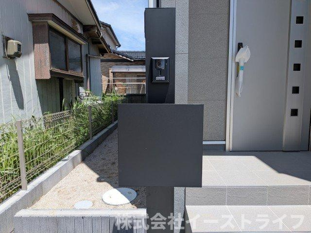 【新築戸建】　いわき市小名浜大原2期　長期優良住宅　のセキュリティ|TVモニター付インターフォンの最大のメリットは、室内モニターから訪問者が誰なのか見ることができる点です。来訪者と直接顔を合わせることなくモニター越しに対応ができるのでとても便利です。