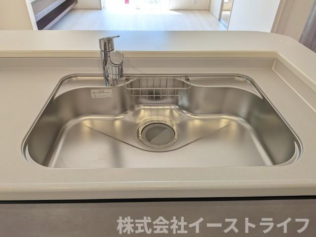 【新築戸建】　いわき市小名浜大原2期　長期優良住宅　のキッチン|浄水器一体型水栓です。蛇口をひねればいつでもおいしい水が飲めるのが嬉しいです(^^)/水はねの音や食器が当たる音を大幅に軽減する静音仕様のジャンボシンクです。