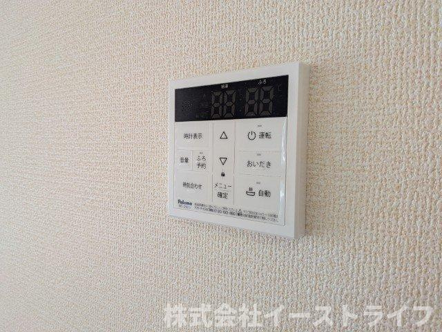 【新築戸建】　いわき市小名浜大原2期　長期優良住宅　の発電・温水設備|リビング内給湯器リモコンです。