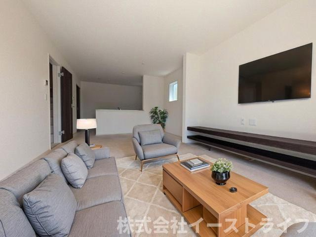 【新築戸建】　いわき市小名浜大原2期　長期優良住宅　の居間・リビング|リビングに家具を配置したイメージ画像です。※本画像はCGで作成しており、実際に現地に 家具は置かれておりません。また、価格に 家具は含まれておりません。
