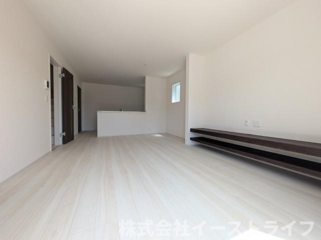 【新築戸建】　いわき市小名浜大原2期　長期優良住宅　の居間・リビング|一日の中で多くの時間を過すことになるリビングダイニングだからこそ、いつも穏やかな空間であることが必然。爽やかな通風と採光を存分に感じる事が出来る空間です。