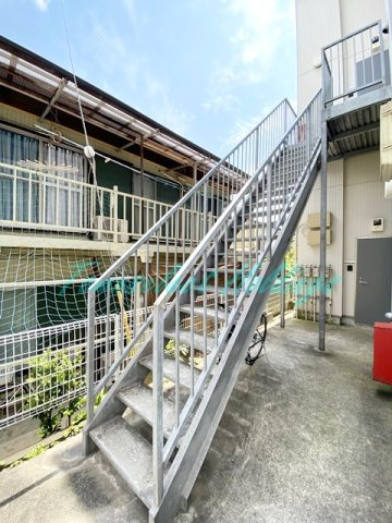 アルテ追浜のその他共用部分|2階部分へと続く階段♪