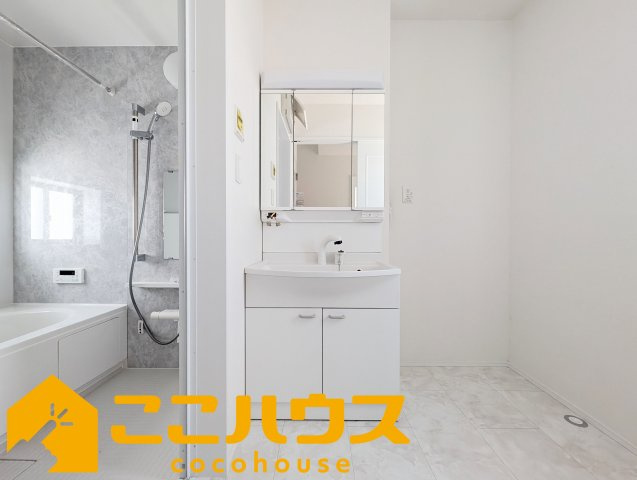 沖縄市知花1丁目273番　新築戸建て　全5棟　B号棟の独立洗面台|独立洗面台は収納豊富な三面鏡