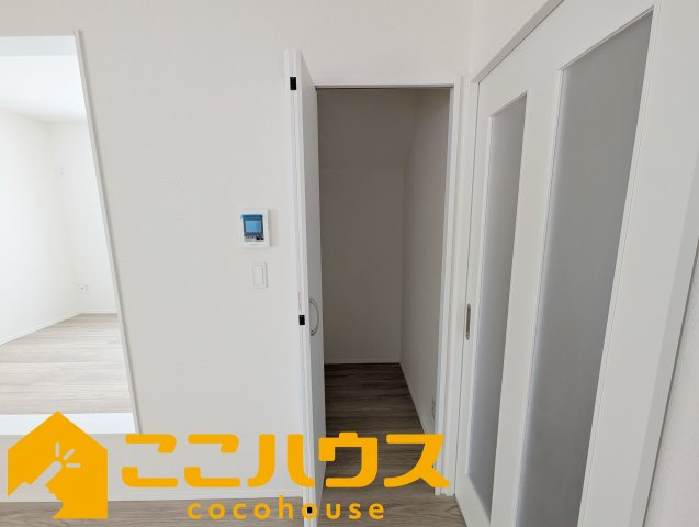 沖縄市知花1丁目273番　新築戸建て　全5棟　B号棟の収納|階段下収納もございます