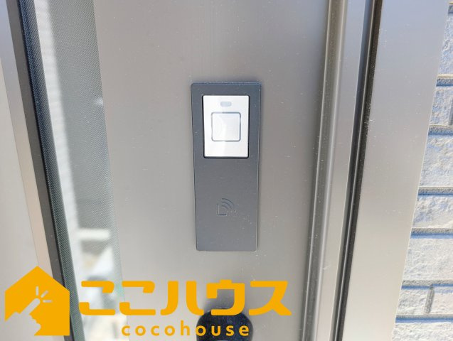 沖縄市知花1丁目273番　新築戸建て　全5棟　B号棟の玄関|スマートキー対応玄関ドア