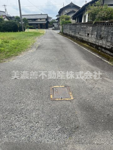 ６７１３６　岐阜市溝口中土地の前面道路含む現地写真