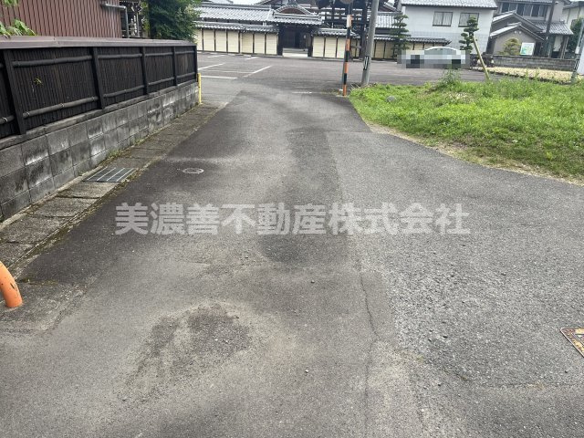 ６７１３６　岐阜市溝口中土地の前面道路含む現地写真