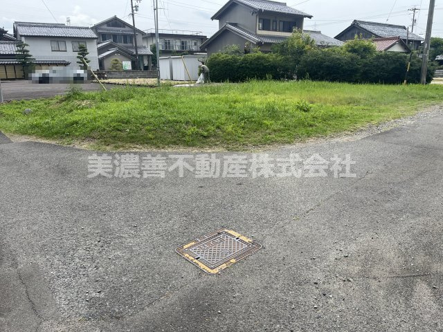６７１３６　岐阜市溝口中土地の前面道路含む現地写真
