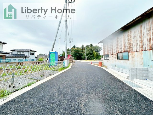 土浦市高岡　新築戸建　1号棟の前面道路含む現地写真