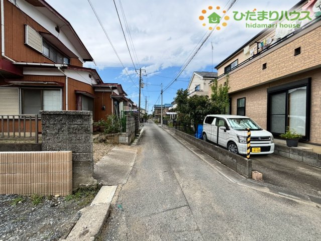 鴻巣市吹上本町2丁目　新築一戸建て　ブルーミングガーデン　01の前面道路含む現地写真