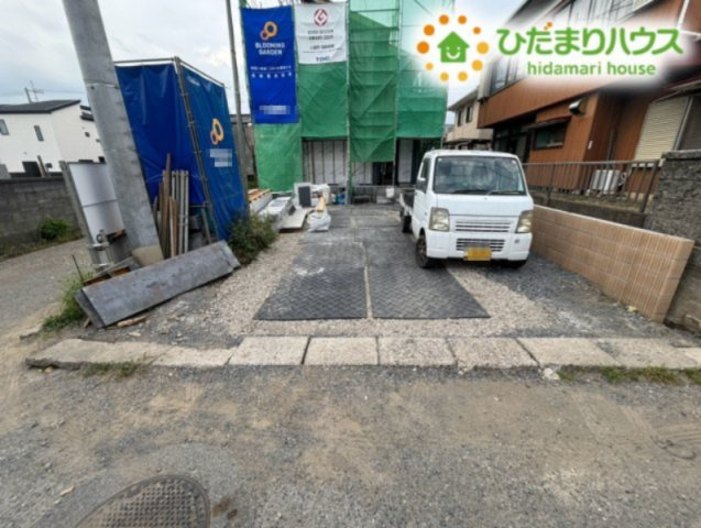 鴻巣市吹上本町2丁目　新築一戸建て　ブルーミングガーデン　01の前面道路含む現地写真