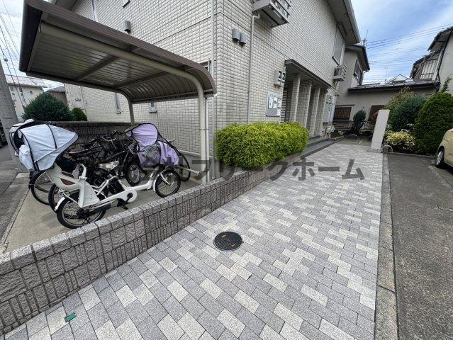 三鷹市深大寺２丁目のアパートのエントランス