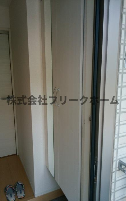 三鷹市深大寺２丁目のアパートの玄関