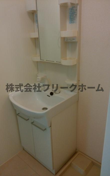 三鷹市深大寺２丁目のアパートの独立洗面台