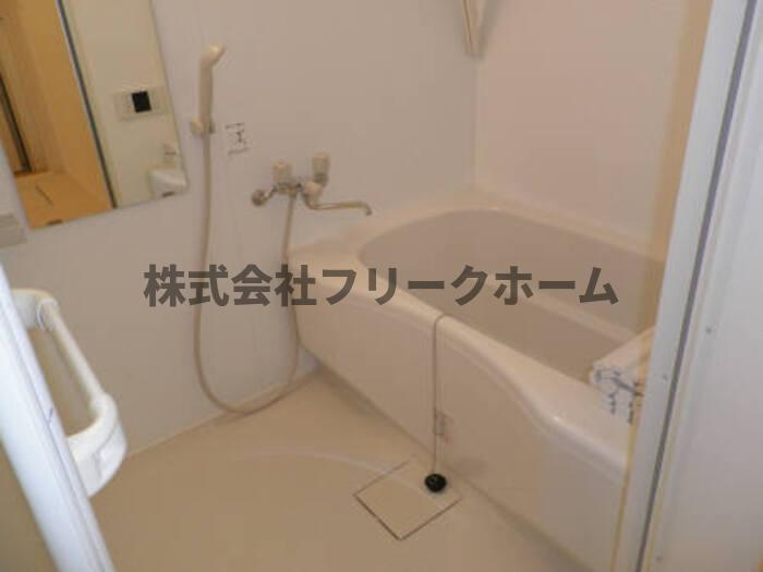 三鷹市深大寺２丁目のアパートの浴室