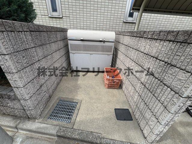 三鷹市深大寺２丁目のアパートのロビー