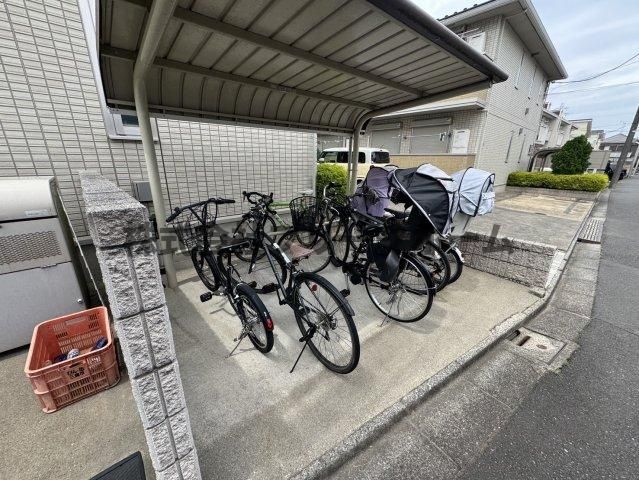 三鷹市深大寺２丁目のアパートの駐車場