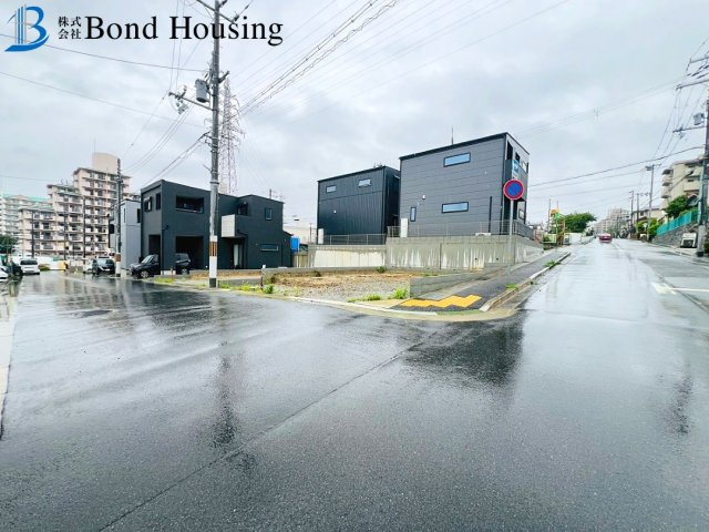小中学校徒歩１０分圏内　清水が丘1期　新築6区画　6号棟の前面道路含む現地写真