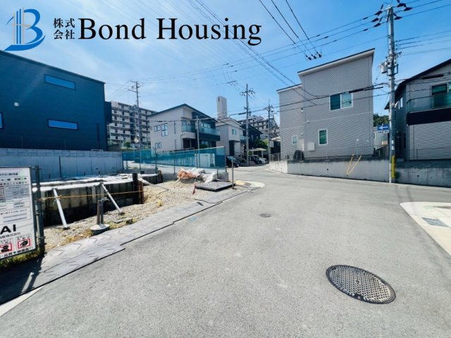 小中学校徒歩１０分圏内　清水が丘1期　新築6区画　6号棟の前面道路含む現地写真