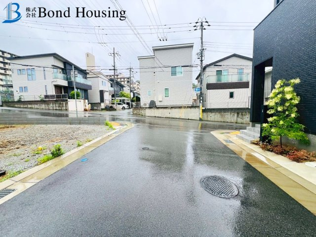 小中学校徒歩１０分圏内　清水が丘1期　新築6区画　6号棟の前面道路含む現地写真