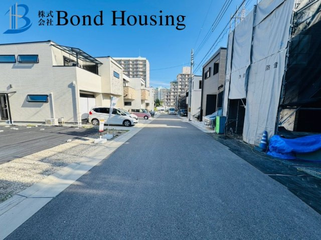 小中学校徒歩１０分圏内　清水が丘1期　新築6区画　6号棟の前面道路含む現地写真