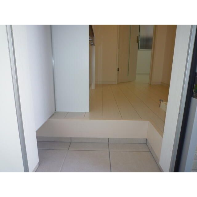 大和市西鶴間１丁目のアパートの玄関