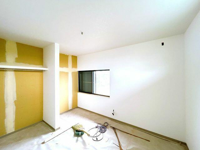 八代市高島町の中古一戸建の洋室|収納も確保した洋室にリフォームされています。