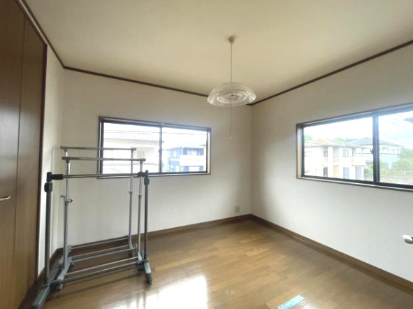 八街市沖　中古戸建の洋室|平成10年5月築 4LDKメーターモジュール 駐車2台可 洋室約10帖 対面キッチン 閑静な分譲地内