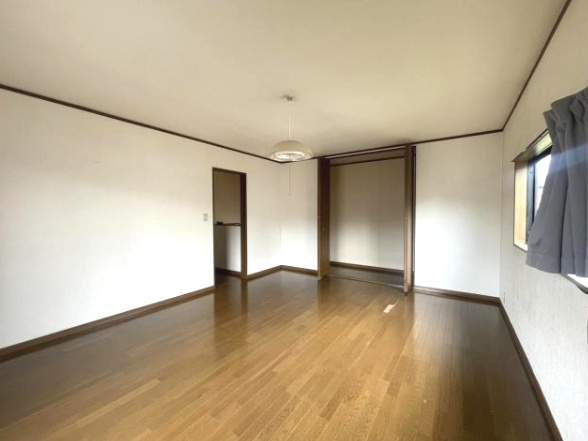 八街市沖　中古戸建の洋室|平成10年5月築 4LDKメーターモジュール 駐車2台可 洋室約10帖 対面キッチン 閑静な分譲地内