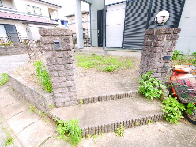 八街市沖　中古戸建の庭|平成10年5月築 4LDKメーターモジュール 駐車2台可 洋室約10帖 対面キッチン 閑静な分譲地内