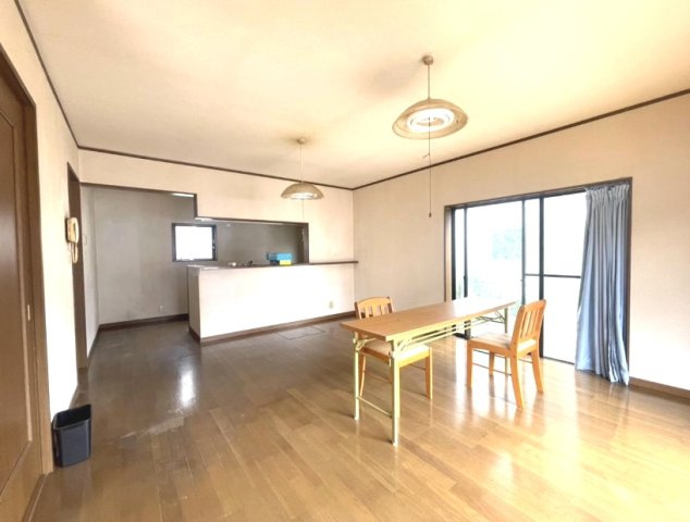 八街市沖　中古戸建の居間・リビング|平成10年5月築 4LDKメーターモジュール 駐車2台可 洋室約10帖 対面キッチン 閑静な分譲地内