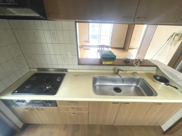 八街市沖　中古戸建のキッチン|平成10年5月築 4LDKメーターモジュール 駐車2台可 洋室約10帖 対面キッチン 閑静な分譲地内